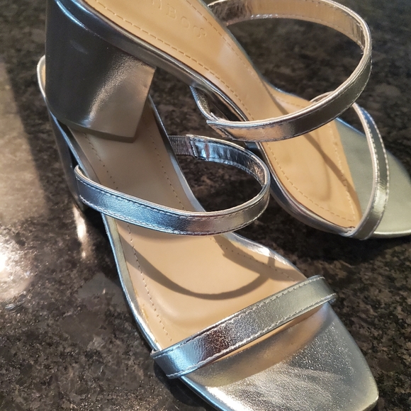 NWOT Bamboo strappy silver chunky heel shoes. - Picture 10 of 13